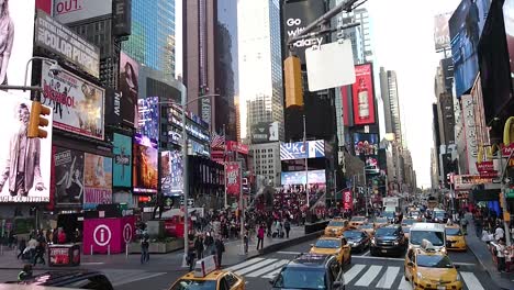 Concurrido-Nyc-Times-Square-Con-Taxis-Amarillos,-Vehículos-Y-Turistas