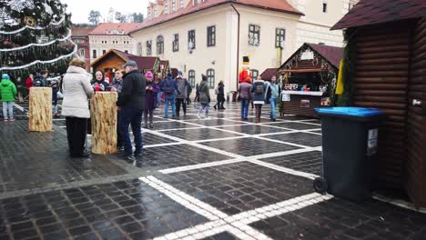 Brasov,-Rumania---7-De-Diciembre-De-2019:-Gente-Caminando-En-La-Plaza-Vieja-Durante-El-Día,-Feria-De-Navidad-En-Brasov,-Temporada-De-Invierno,-Decoraciones-Navideñas