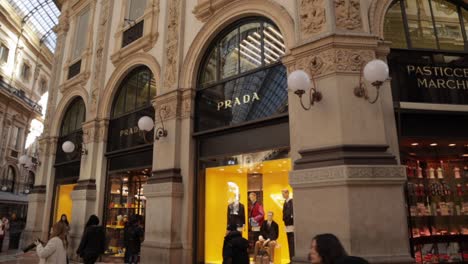 Frente-De-La-Tienda-Prada-Dentro-De-La-Galleria-Vittorio-Emanuele-Ii,-Tiro-De-Arco-Amplio-Dentro-Durante-El-Día