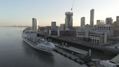 Liverpool-Frente-Al-Mar-Vista-Aérea-Marina-Real-Militar-Barco-Amanecer-Edificios-De-Gran-Altura-Horizonte