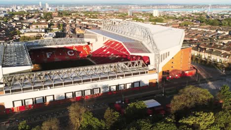 Ikonisches-Liverpool-Anfield-LFC-Stadion,-Fußballplatz,-Luftaufnahme,-Langsame-Neigung-Nach-Oben-Zur-Skyline-Der-Stadt