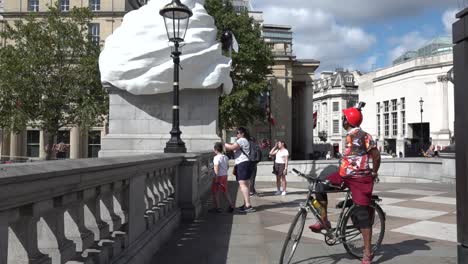 Los-Turistas-Miran-La-Instalación-De-Arte-Moderno-En-Trafalgar-Square,-Londres,-Reino-Unido.