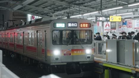 Train-With-Passengers-Approaching-The-Platform-Of-Station-In-Tokyo,-Japan