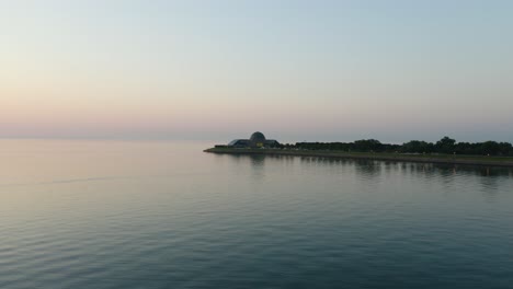 Drohne-Fliegt-Während-Des-Sommersonnenaufgangs-In-Chicago,-Illinois,-über-Das-Adler-Planetarium