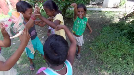 Pequeños-Niños-Indios-Pobres-Sin-Hogar-Jugando-Y-Divirtiéndose-Entre-Ellos,-Disfrutando-De-La-Infancia,-La-Pobreza-Y-La-Inocencia,-Tomas-En-Cámara-Lenta