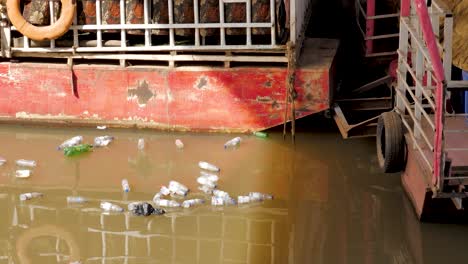 Botella-De-Plástico-Y-Otra-Basura-Flotando-En-El-Río-Nilo-Desechada-Descuidadamente