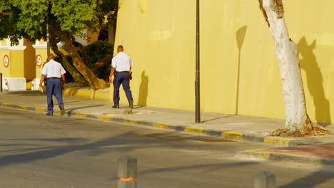 Polizisten-Laufen-An-Einem-Sonnigen-Tag-In-Willemstad,-Curaçao,-Durch-Die-Stadt