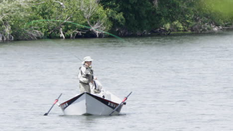 Dos-Hombres-Pescan-Con-Mosca-En-El-Río-Snake-De-Idaho-En-Un-Bote,-Acercan-La-Toma