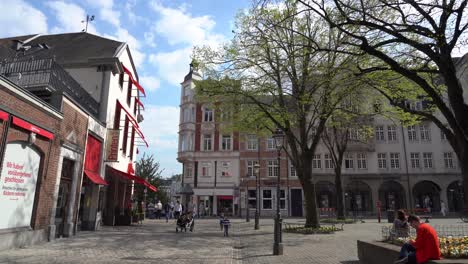 Münsterplatz-En-La-Ciudad-De-Aquisgrán-En-Alemania-Con-Algunas-Personas-Y-árboles