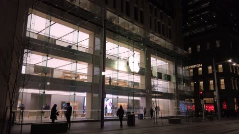 Vista-Nocturna-De-La-Tienda-Insignia-De-Apple-Retail-Sydney-En-George-Street