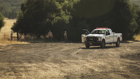 Guardaparques-En-Busca-De-Vida-Silvestre-En-El-Parque-Estatal-Natural-De-California