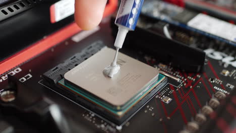 Un-Técnico-De-Reparación-De-Computadoras-Que-Instala-Una-Cpu-Amd-Ryzen-2400g-En-Una-Placa-Base-Con-Pasta-Térmica