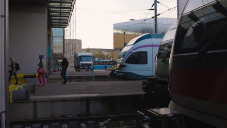 Slow-motion-clip-of-passengers-rushing-to-get-onto-a-train