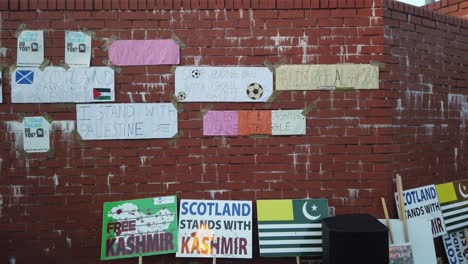 Eine-Aufnahme-Handgefertigter-Pro-palästinensischer-Banner-Im-Hampden-Park