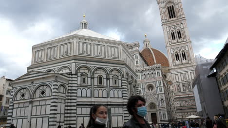 Menschen,-Die-Während-Der-Koronapandemie-Auf-Der-Piazza-Del-Duomo-In-Florenz-Spazieren