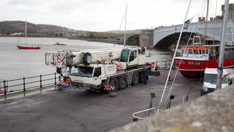 Grúa-Hidráulica-De-Elevación-Del-Vehículo-Barco-De-Pesca-En-Conwy-Wales-Harbour-Dolly-Derecho