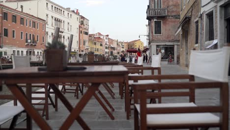 Asientos-Vacíos-En-El-Restaurante-De-Venecia-Durante-La-Pandemia-De-Covid-19