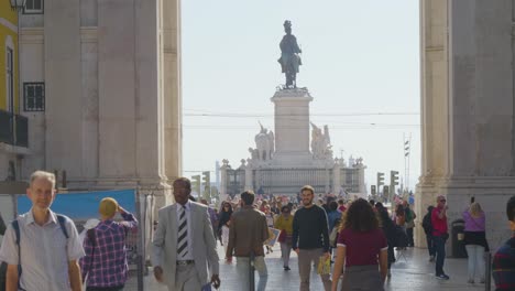 A-close-panning-view-with-tourists-of-the-The-Rua-Augusta-Arch-Lisbon,-Portugal