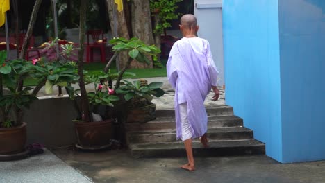 Eine-Nonne-In-Weißem-Gewand-Geht-Auf-Dem-Gelände-Des-Drachentempels-In-Thailand-Spazieren