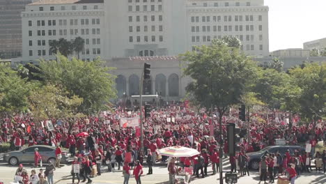 Gran-Multitud-Se-Reúne-Frente-Al-Ayuntamiento-En-La-Huelga-De-Maestros-De-Lausd