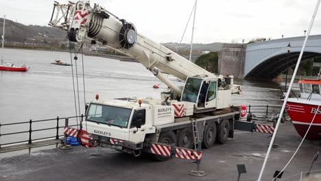 Hydraulisches-Kranfahrzeug,-Das-Den-Auslegerarm-Anhebt,-Um-Ein-Fischerboot-Im-Hafen-Von-Conwy-Wales-Zu-Bewegen