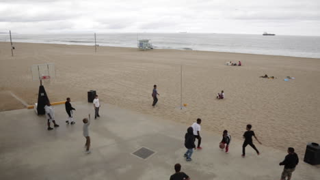 Los-Niños-Juegan-Al-Baloncesto-En-Una-Excursión-De-Un-Día-De-Playa-De-La-Escuela-Primaria