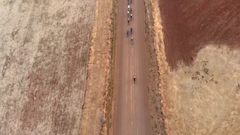 Luftaufnahme,-Die-Mountainbikern-Auf-Einer-Schotterstraße-Folgt