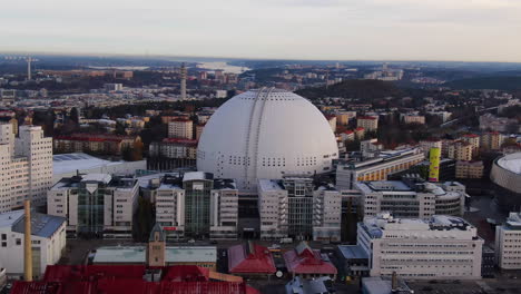 Drohnenaufnahme-Am-Herbsttag-Nähert-Sich-Beim-Herunterkippen-Dem-Ericsson-Globus