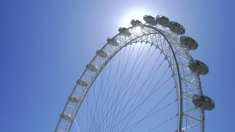 Das-London-Eye-Dreht-Sich,-Sonneneruptionen,-Weitwinkelaufnahme