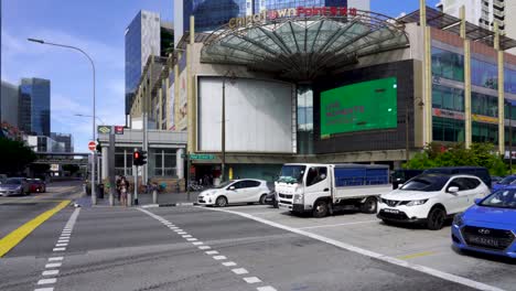 Tráfico-En-El-Cruce-Cerca-Del-Centro-Comercial-Chinatown-Point-Mall-Y-La-Estación-Mrt-De-Chinatown,-Singapur