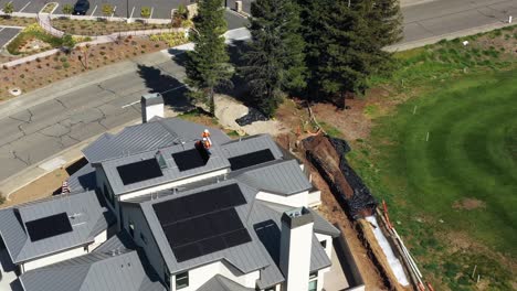 Vista-Aérea-De-Hombres-Instalando-Paneles-Solares-En-El-Techo-De-Un-Nuevo-Hogar