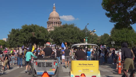 La-Gente-Se-Reúne-En-El-Capitolio-De-Texas-En-El-Centro-De-Austin-Para-Celebrar-Que-Biden-Derrotó-A-Trump-En-Las-Elecciones-Presidenciales-De-Estados-Unidos-De-2020