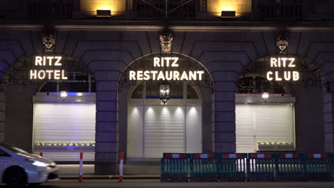 Una-Camioneta-De-La-Policía-Pasa-A-Toda-Velocidad-Por-Las-Persianas-Cerradas-Del-Hotel,-Club-Y-Restaurante-Ritz-En-Londres-Al-Comienzo-Del-Segundo-Cierre-Nacional-Diseñado-Para-Reducir-La-Tasa-De-Infección-Por-Coronavirus