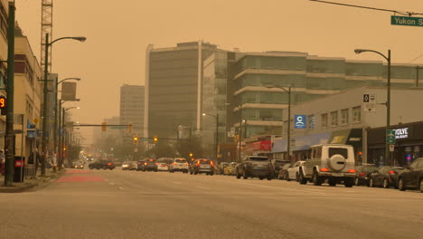 El-Cielo-Anaranjado-Debido-Al-Humo-De-Los-Incendios-Forestales-Oscureció-La-Ciudad-De-Vancouver-Con-Vehículos-Buceando-En-La-Calle-West-Broadway-En-British-Columbia,-Canadá