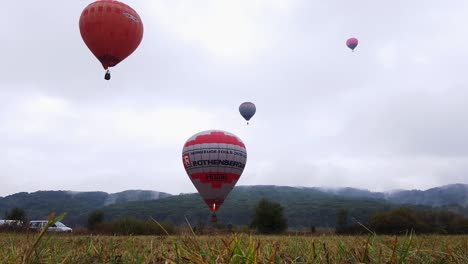 Globos-Aerostáticos-Despegando-Durante-El-Desfile-De-Globos-Aerostáticos-En-Campu-Cetatii,-Rumania