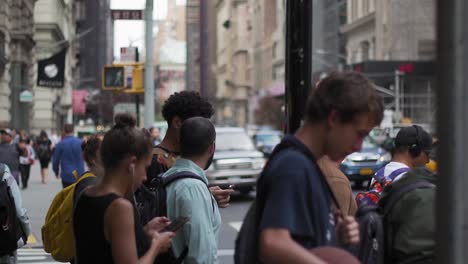 Cámara-Lenta-De-Personas-En-El-Centro,-La-Metrópolis-Y-El-Concepto-De-Vida-De-La-Ciudad