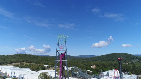 Vista-Aérea-De-La-Montaña-Rusa-Jocker-En-Un-Parque-Temático-Vacío-Warner-Bros-Movie-World-En-La-Costa-Dorada-De-Australia-Durante-El-Cierre-Del-Coronavirus