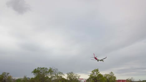 Nahaufnahme-Eines-Inländischen-Internationalen-Flugzeugs-Der-Australischen-Qantas,-Das-Am-Flughafen-Sydney-Landet