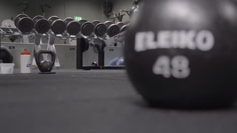 Tire-Del-Foco-De-La-Mancuerna-A-Las-Pesas-Libres-En-El-Gimnasio