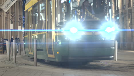 Straßenbahn-In-Der-Innenstadt-Während-Der-Weihnachtszeit