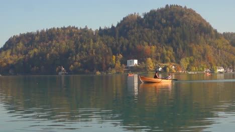 Dos-Personas-Remando-En-El-Bote-En-El-Lago-Bled,-Eslovenia