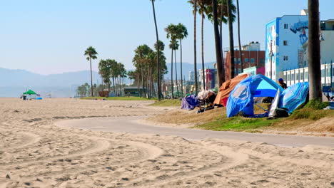 Durante-El-Día-En-Venecia,-California--Paseo-Marítimo-De-La-Playa-Urbana-Con-Tiendas-De-Campaña-Para-Personas-Sin-Hogar-En-La-Acera