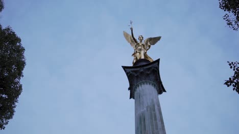 Wahrzeichen-Von-München,-Deutschland,-Friedensengel-Aka-Stückengel-Skulptur-Auf-Der-Spitze-Der-Säule,-Zeitlupenansicht-Aus-Niedrigem-Winkel