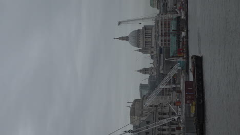 Blackfriars-Tideway-Kanalisationsbau-Mit-Der-Skyline-Von-London-An-Einem-Niedergeschlagenen-Tag