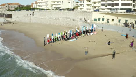 Imágenes-De-Drones-De-4k-De-Surfistas-De-Santa-Claus-De-Navidad-Juntos-Para-Un-Evento-Especial-De-Solidaridad