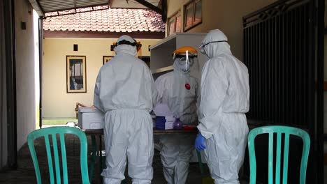 Médico-Con-Traje-Protector-Tomando-Un-Hisopo-Nasal-De-Una-Persona-Para-Detectar-Una-Posible-Infección-Por-Coronavirus