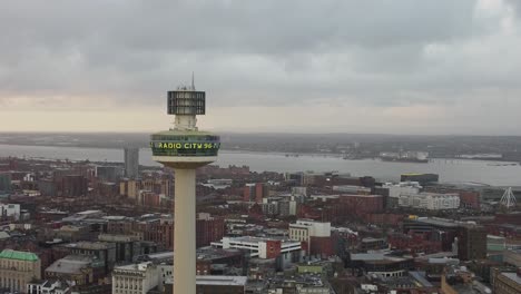 Vista-Aérea-Capital-Liverpool-Punto-De-Referencia-Radio-Ciudad-Torre-Horizonte-De-La-Ciudad-Vacía-Durante-La-Pandemia-De-Coronavirus-Descender