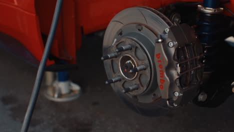 Toma-En-Movimiento-De-Un-Rotor-Ranurado-Y-Una-Pinza-De-Freno-Brembo-En-Un-Ford-Gt-Gt3