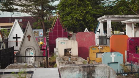 Tumbas-De-Diferentes-Formas-Y-Colores-En-El-Cementerio-Cristiano-De-Medan