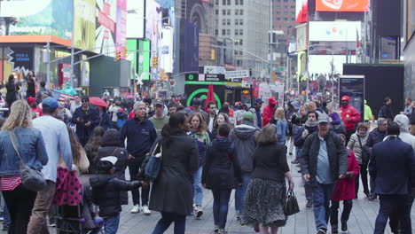 Una-Multitud-De-Personas-Cruzando-La-Calle-Cerca-De-Times-Square-En-La-Ciudad-De-Nueva-York